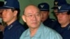 ဆိုးလ်မြို့ကတရားရရုံးကို အလုံခြုံရေးတွေနဲ့ ဝင်ရောက်လာတဲ့ ဖမ်းဆီးခံထားရတဲ့ တောင်ကိုးရီးယား စစ်အာဏာရှင်ဟောင်း ချန်ဒူးဝမ် (ဖေဖေါ်ဝါရီလ ၂၆၊ ၁၉၉၆)