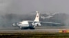 ARHIVA - MIG-ovi 29 i ruski Iljušin na aerodromu u Batajnici (Foto: AP/Darko Vojinović)