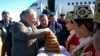 Jirinovskiyni O’zbekiston Senati raisi o’rinbosari Sodiq Safoyev va Buxoro viloyati hokimi O’ktam Barnoyev kutib oldi