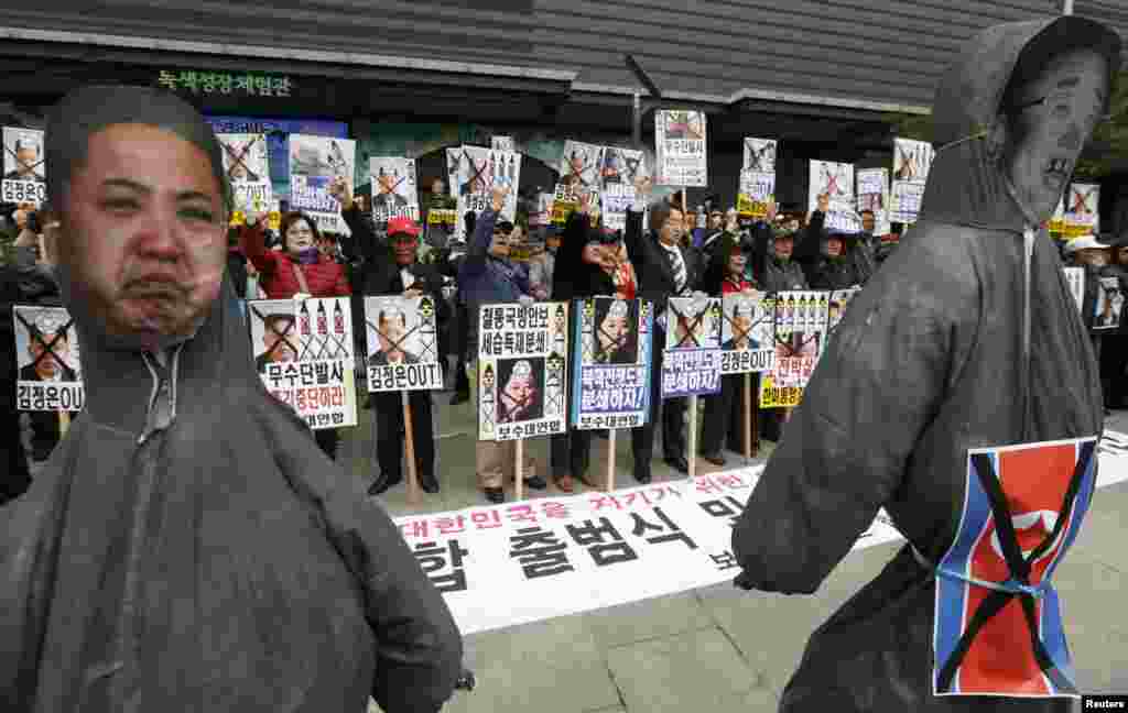 Anti-North Korean protesters chant slogans in front of effigies of North Korean leader Kim Jong Un (L) and his father, Kim Jong Il, in central Seoul, April 15, 2013. 