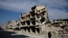 Seorang pria berjalan di jalan di kamp pengungsi Palestina al-Yarmouk, setelah Bashar al-Assad digulingkan, di Damaskus, Suriah, 16 Desember 2024. (Ammar Awad/REUTERS)