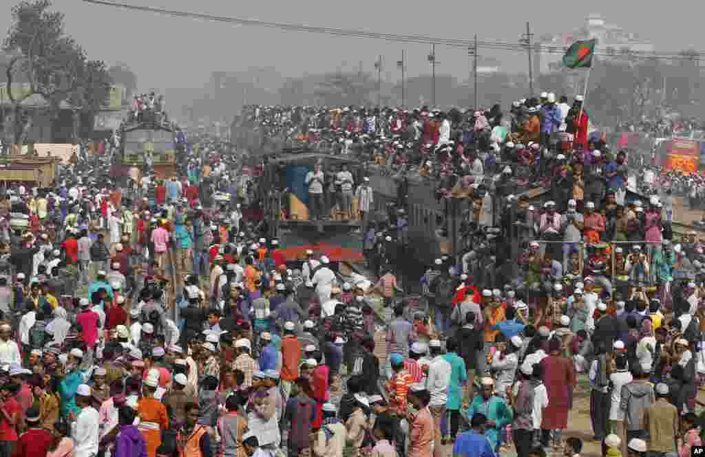 Muslim devotees pray after boarding over-crowded trains on the last day of an Islamic congregations&rsquo; second and final phase in Tongi, 20 kilometers (13 miles) north of Dhaka, Bangladesh.