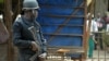 Un policier se tient en alerte près de l'entrée du congrès du parti du Front social-démocrate du Cameroun (SDF) à Bamenda, le 22 février 2018. (Photo: Reinnier KAZE / AFP)