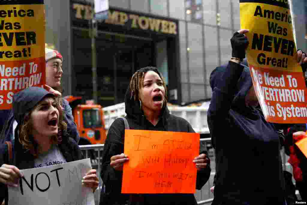 Para demonstran pendukung Hillary Clinton melakukan aksi protes di luar gedung &#39;Trump Tower&#39; milik Donald Trump di New York.