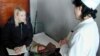 지난 2004년 2월 북한을 방문한 세계식량계획(WFP) 관계자가 평안남도 문덕의 한 병원 간호사로부터 어린이의 영양 상태에 관해 듣고 있다.