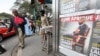 Un homme passe devant des affiches de l'hebdomadaire Jeune Afrique dans le quartier des affaires d'Abidjan, le 21 décembre 2010.