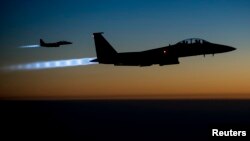 美国空军图片显示，美军F15E战机在叙利亚发动空袭后在伊拉克上空飞翔（2014年9月23日）