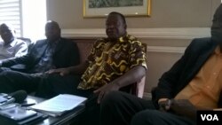 Unobhala jikelele enhlanganisweni ye ZNLWVA,umnumzana Victor Matemadanda ( ogqoke ihembe elamaluba ),ekhatshwe ngenye yenkokheli
