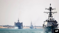 Fotografi arkivi e aeroplanmbajtëses amerikane “USS Abraham Lincoln” në Kanalin e Suezit/US Navy via AP