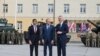 Britanski premijer Rishi Sunak, poljski premijer Donald Tusk i generalni sekretar NATO-a Jens Stoltenberg poziraju ispred vojnika iz Poljske (L) i Britanije (R) u Varšavskoj oklopnoj brigadi u Varšavi, Poljska, 23. aprila 2024. godine.