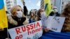 Українці - мешканці Японії на демонстрації з осудом дій Росії щодо України в Токіо 23 лютого 2022 р.