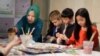 Wita Salim (kiri) saat mengajarkan cara membatik kepada anak-anak di Washington, D.C. (dok: Wita Salim)