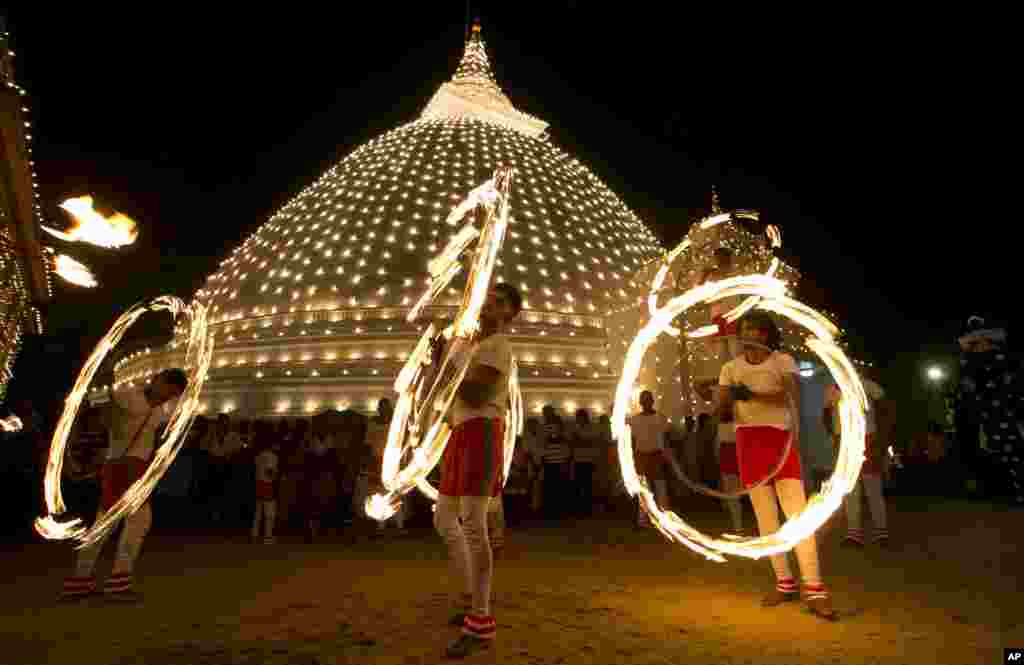 Sri Lankan fireball dancers are seen performing during the inauguration of the annual &#39;Duruthu Perahera&#39; festival at Kelani Buddhist temple, in the outskirts of Colombo, Sri Lanka, Jan. 20, 2016.
