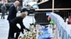 Presiden AS Joe Biden dan Ibu Negara Jill Biden menaruh bunga di area memorial bagi para korban serangan di Bourbon Street, New Orleans, Louisiana, saat berkunjung ke area tersebut pada 6 Januari 2025. (Foto: AFP/Roberto Schmidt)