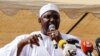 Le président gambien Adama Barrow prononce un discours lors de sa visite à Faraba Banta le 22 juin 2018.