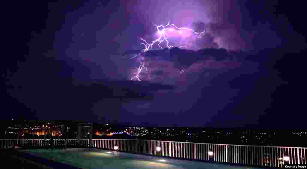 Sama Dizayee from VOA Kurdish Service took this picture during the lightening from her building&#39;s rooftop on SW Waterfront in D.C., July 25, 2016.