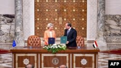 Mkuu wa EU Ursula von der Leyen, kushoto, na Rais Abdel Fattah al Sisi.