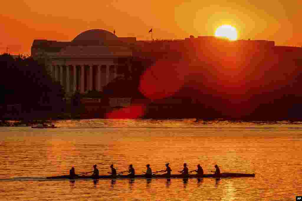 ប្រជាជន​ចែវទូក​លើ​ទន្លេ Potomac ខណ​ដែល​ព្រះអាទិត្យ​រះ​នៅទីរំឮកវិញ្ញាណក្ខន្ធ​ Jefferson Memorial ក្នុង​រដ្ឋ​ធានី​វ៉ាស៊ីនតោន។