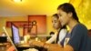 រូបថត​ឯកសារ៖ និស្សិត​សាកលវិទ្យាល័យ​ភូមិន្ទ​ភ្នំពេញ​បើក​មើល​អ៊ីនធឺណិត​នៅ​ហាង​កាហ្វេ​មួយ​តាម​បណ្តោយ​មហាវិថី​សហព័ន្ធ​រុស្ស៊ី​កាល​ពី​ថ្ងៃ​ទី​១១ ខែ​មិថុនា ឆ្នាំ​២០១៤។ (វីអូអេ)