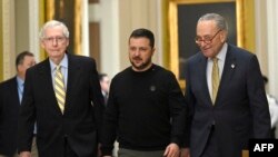 Mutungamiri weUkraine, Va Volodymyr Zelensky, vachifamba vari pakati pa VaChuck Schumer na VaMitch McConnell 