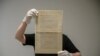  Une copie originale extrêmement rare de la constitution américaine a été vendue le 18 novembre 2021 pour 43 millions de dollars - un record mondial pour un document historique aux enchères, a déclaré Sotheby's. Cette photo d'archive prise le 17 septembre