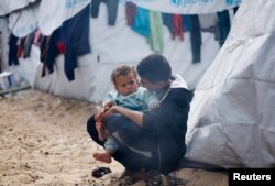 Raseljeni Palestinci, koji su pobjegli iz svojih kuća zbog izraelskih napada, sklonili su se u šatorski kamp u Rafahu.