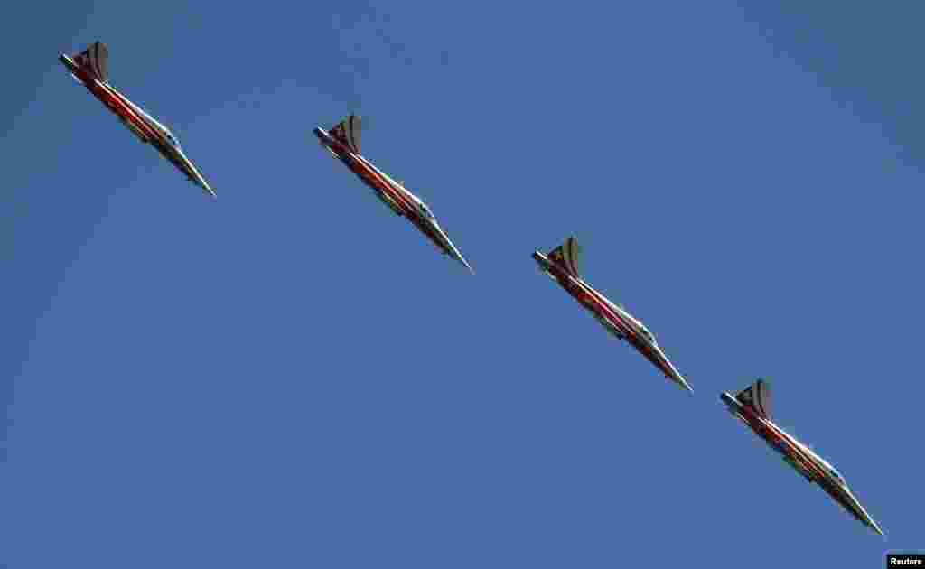Tim penerbang Angkatan Udara Nasional Swiss, Patrouille Suisse, melakukan aksinya dalam sebuah latihan dengan pesawat mereka Northrop F-5E Tiger II dekat kota Niederurnen di Swiss Timur.