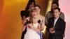 Taylor Swift prima nagradu za album godine za Midnights na 66. dodjeli nagrada Grammy u Los Angelesu, Kalifornija, SAD, 4. februara 2024.