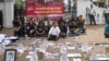 Panitia pertemuan aktivis 98 melakukan aksi protes di depan gerbang Kemenpora Jakarta dengan memasang foto-foto 13 korban penculikan aktivis 97-98, Selasa, 24 Juni 2014 (Foto: VOA/Andylala)