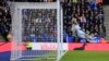 Kasper Schmeichel, le gardien de but Leicester plonge lors d'un match contre Chelsea, Angleterre, le 1er février 2020. (AP Photo/Leila Coker)
