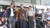 Capres Joko Widodo didampingi ketua KPK Abraham Samad setelah melakukan verifikasi kekayaan di KPK (26/6). (VOA/Andylala Waluyo)