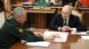 Ruski predsjednik Vladimir Putin sluša ruskog ministra odbrane Sergeja Šojgua tokom njihovog sastanka u Kremlju u Moskvi, 20. februar 2024.