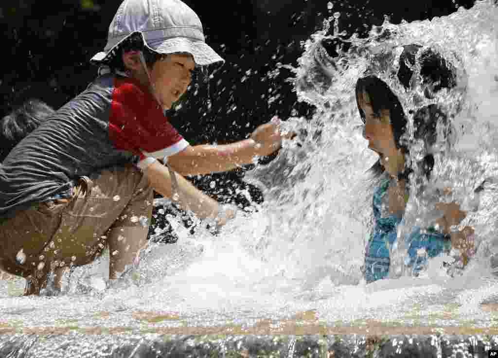 Anak-anak Jepang bermain air mancur di taman &#39;Asuka&#39; di Tokyo.