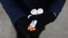 Seorang pengguna fentanil menunjukkan "pasokan aman" dari sejumlah alternatif pengganti opioid, yang mencakup pil morfin, yang disediakan oleh layanan kesehatan setempat di Vancouver, British Columbia, Kanada, pada 6 April 2020. (Foto: Reuters/Jesse Winter)