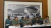 Kapuspen TNI Mayjen Fuad Basya (kiri sedang berbicara) dalam penjelasan bersama tim gabungan TNI-Polri soal kasus penimbunan BBM illegal di Batam, 14 Oktober 2014 (Foto: VOA/Andylala)