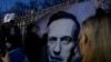 Ispred ruske ambasade u Varšavi, Poljska, u petak, 16. februara 2024. (AP Photo/Czarek Sokolowski)