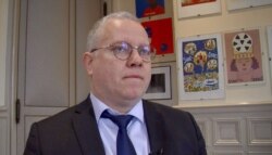 Saint-Denis Mayor Laurent Russier, whose agenda includes expanding bike lanes and eco-friendly buildings. (Lisa Bryant/VOA)