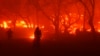 ILUSTRASI -Dua orang mengendarai sepeda motor saat Kebakaran Palisades menghancurkan sebuah area di kawasan Pacific Palisades, Los Angeles, pada 7 Januari 2025. (Etienne Laurent/AP)