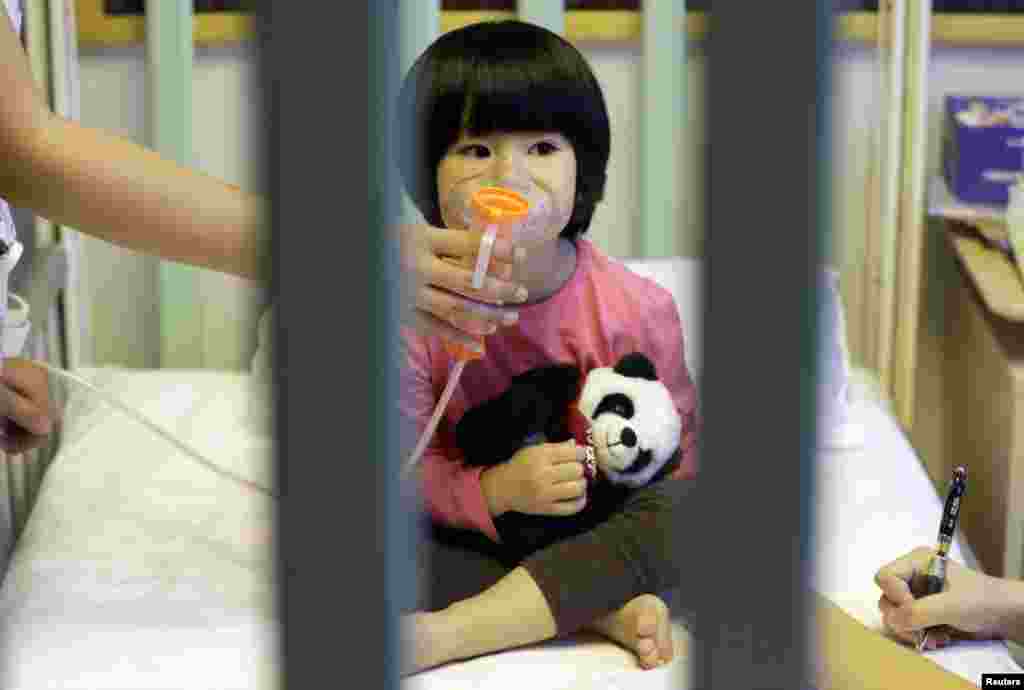 Two-year-old Pengpeng receives nebulizer therapy on the third day&nbsp;at the New Century International Children&rsquo;s Hospital after China&#39;s capital Beijing issued its second ever &quot;red alert&quot; for air pollution.