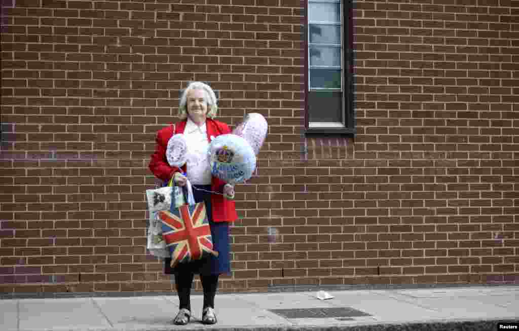 Royal fan Margaret Tyler waits outside the Lindo Wing of St Mary&#39;s Hospital, where Britain&#39;s Catherine, Duchess of Cambridge is expected to give birth, in London July 20, 2013.
