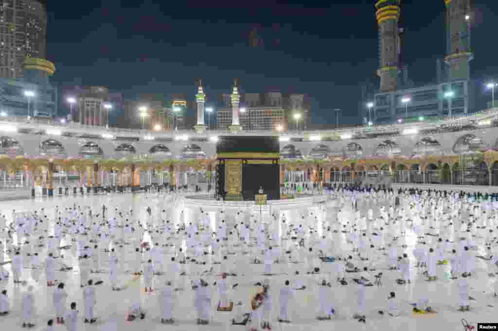 Muslims, keeping a safe social distance, perform Umrah at the Grand Mosque after Saudi authorities ease the COVID-19 restrictions, in the holy city of Mecca, Saudi Arabia.&nbsp;(Saudi Press Agency/Handout)