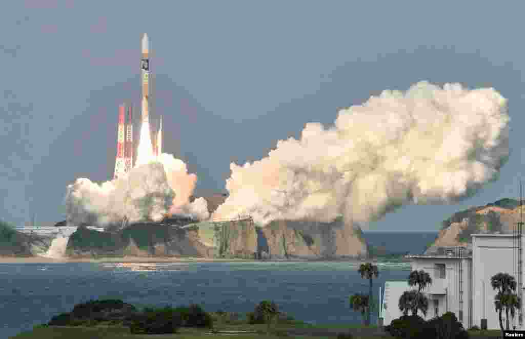 Roket H-2A yang membawa satelit cuaca Jepang &quot;Himawari-9&quot; diluncurkan di pulau Tanegashima, Kagoshima, Jepang.