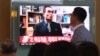 18일 서울역에 설치된 TV에 최근 한국으로 망명한 태영호 영국주재 북한공사에 관한 보도가 나오고 있다.