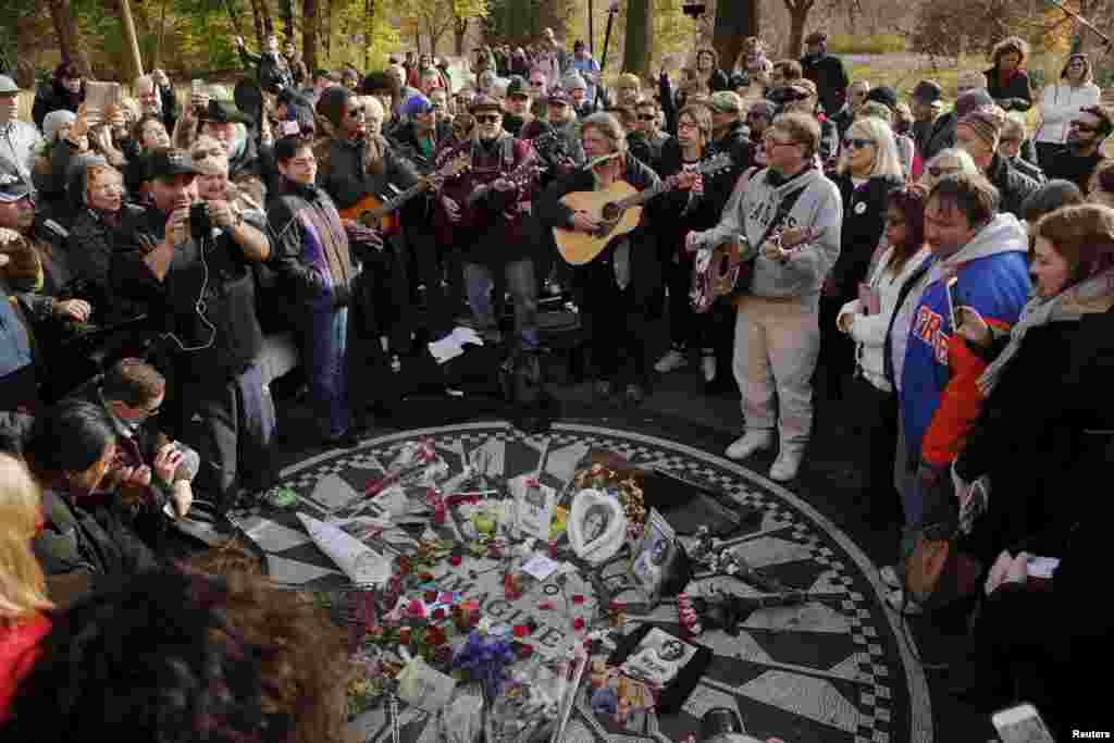 Fans of former Beatle John Lennon gather at the Imagine mosaic in the Strawberry Fields section of New York&#39;s Central Park to mark the 35th anniversary of his death, in New York, Dec. 8, 2015.