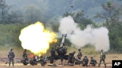 A South Korean army 155 mm howitzer fires in a live fire drill during the annual exercise in Paju, south of the demilitarized zone that divides the two Koreas, September 21, 2012. 