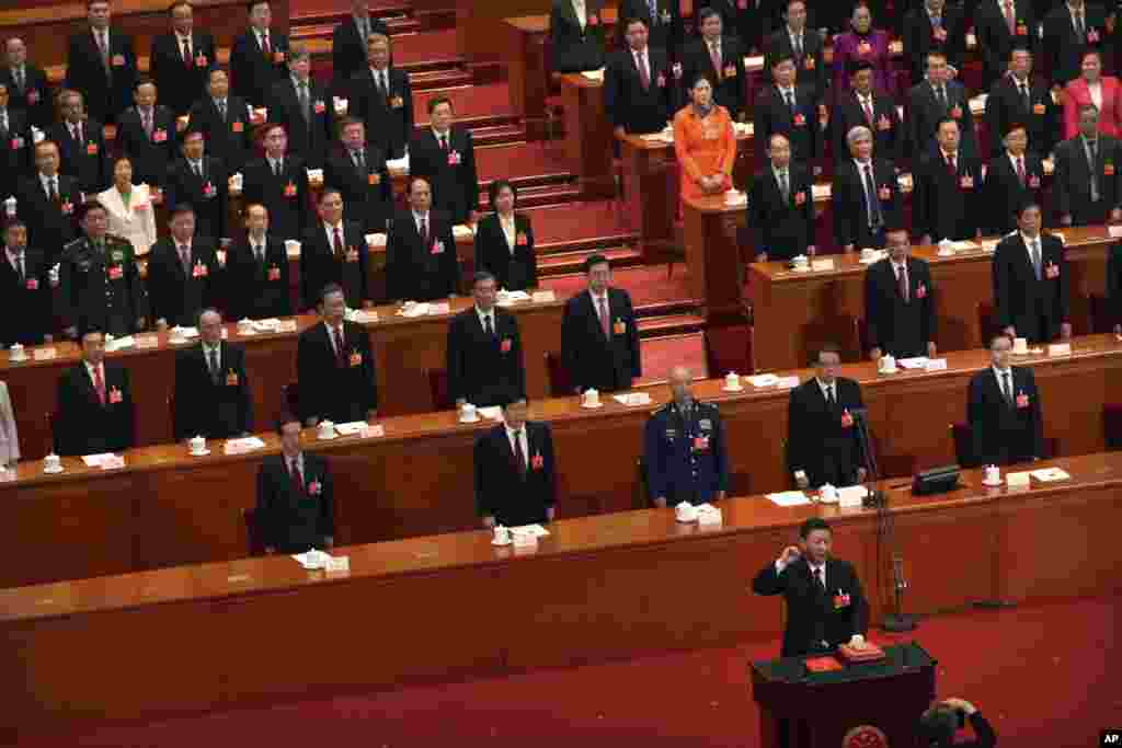 中国国家主席习近平2018年3月17日在全国人大全体会议上当选连任，宣誓就职。 中国官方最重要的喉舌之一人民日报发出号外称习近平是&ldquo; 国家的掌舵者，人民的领路人&rdquo;。