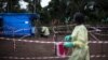 Des agents de santé travaillent dans une unité de quarantaine d'Ebola à Muma, après qu'un cas d'Ebola ait été confirmé dans leur village, le 13 juin 2017.