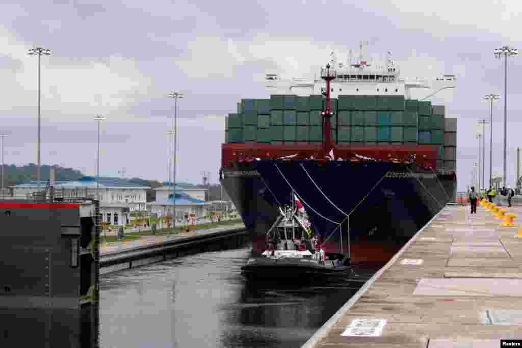 Sebuah kapal kargo China melewati 'Agua Clara' pada upacara peresmian proyek ekspansi Panama Kanal.