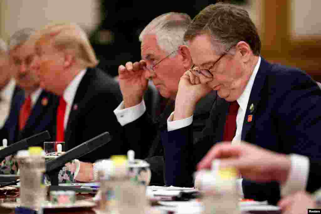 2017年11月9日，美国贸易代表罗伯特&middot;莱特希泽（Robert Lighthizer，右）和美国国务卿雷克斯&middot;蒂勒森（Rex Tillerson）出席了美国总统唐纳德&middot;川普和中国国家主席习近平在北京的双边会晤。