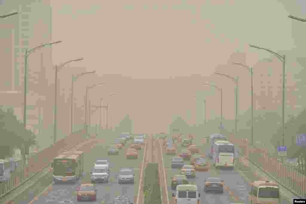 北京沙尘暴中的公路(2017年5月4日)